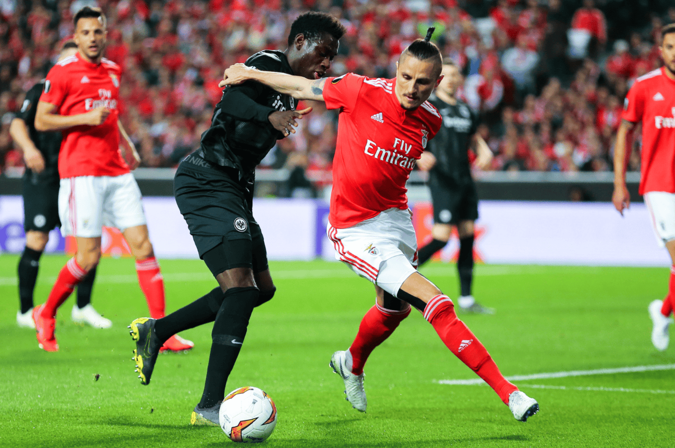 里程碑夜本菲卡再遭质疑，葡超集结日刷纪录，更衣室稳定，轮换策略成焦点