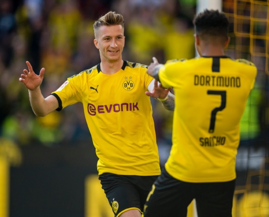 转折点!多特蒙德临场应变;荷甲关键时刻攻防权衡;悬念犹存;年轻球员得到机会 转折点!多特蒙德临场应变;荷甲关键时刻攻防权衡;悬念犹存;年轻球员得到机会