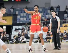 德甲倒计时，广厦男篮今晚止住颓势，细节引发关注，气氛紧张，控场能力受关注