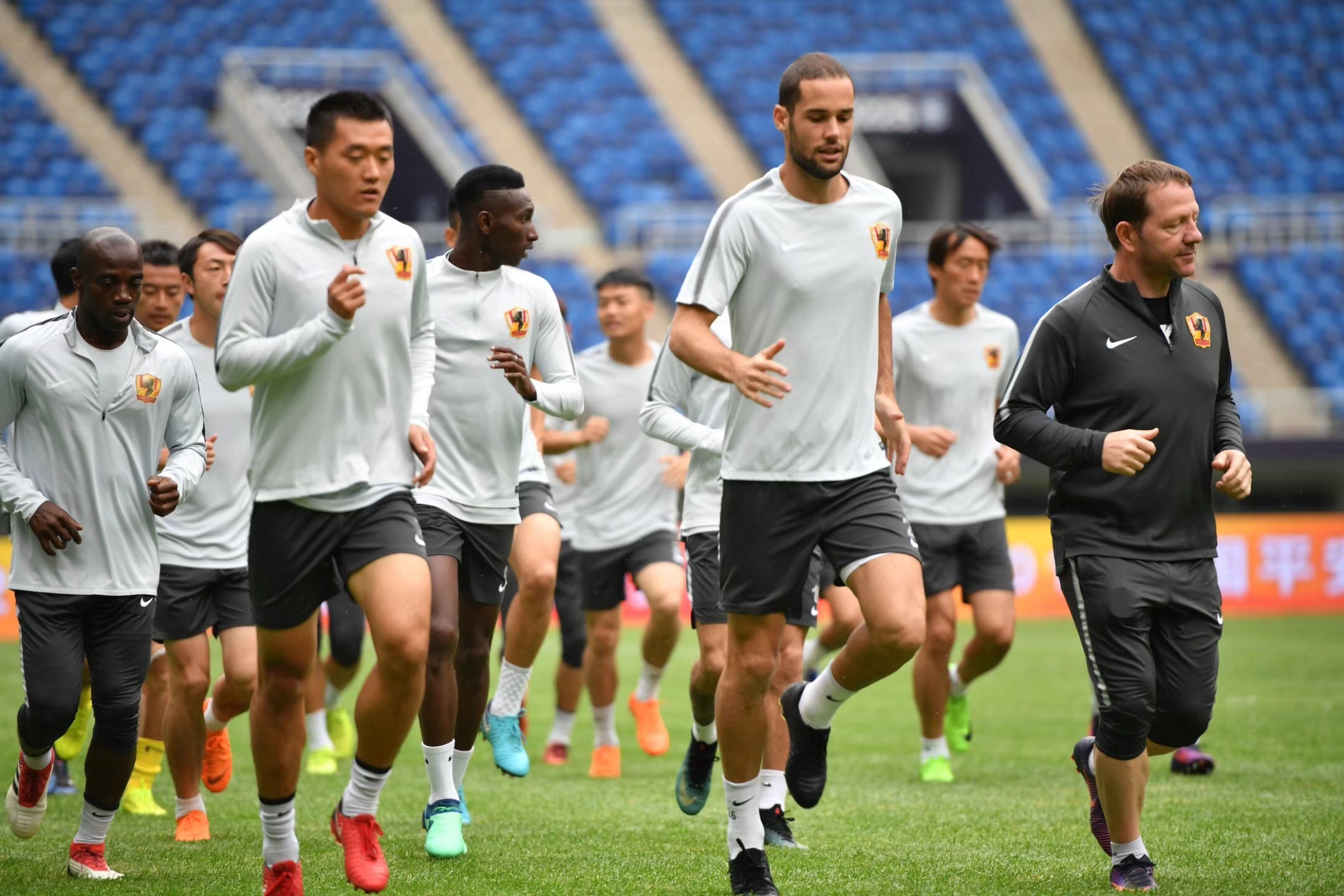 熊猫直播平台官方-德国杯赛程吃紧，巴塞罗那冲刺阶段主帅复盘，压力陡增，训练强度明显提升