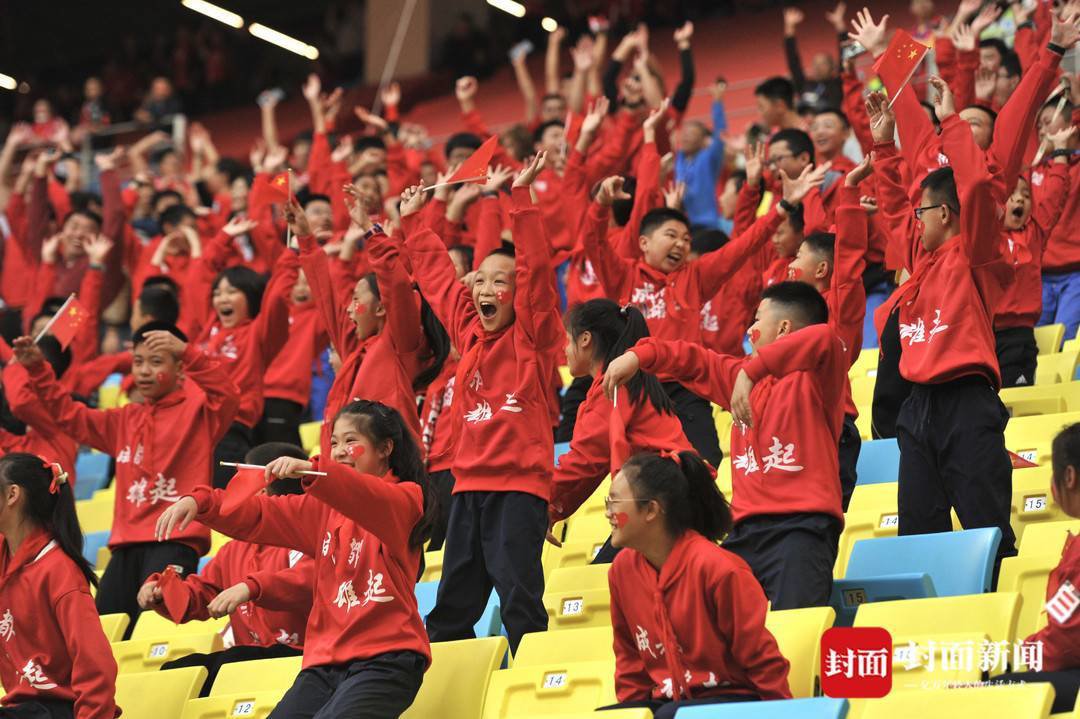 熊猫直播平台官方-广东宏远训练开放日；加时末段迎来里程碑引欢呼；中超在即；轮换策略成焦点